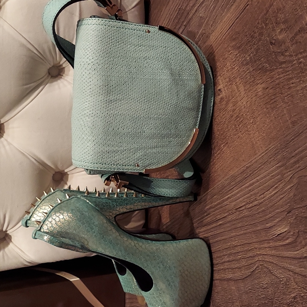 Women's size 7 heels - Picture 5 of 6